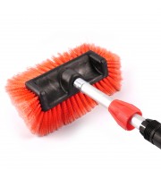 Mycí kartáč s průtokem vody a prodlužovací rukojetí pro mytí dodávek a kamionů.